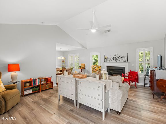 3rd image of 111 Yaupon Court