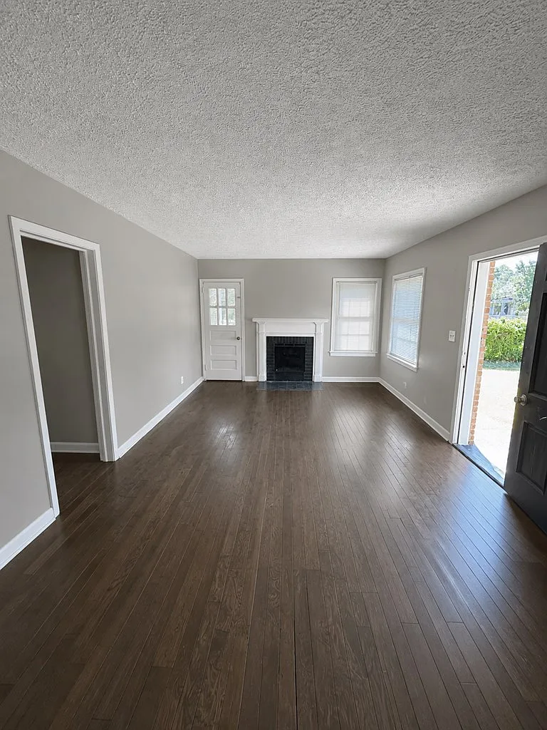 3 bed, 1.0 bath, 1158 sqft, $950 — Photo 2