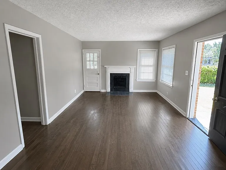 2505 Heard St — Photo 2