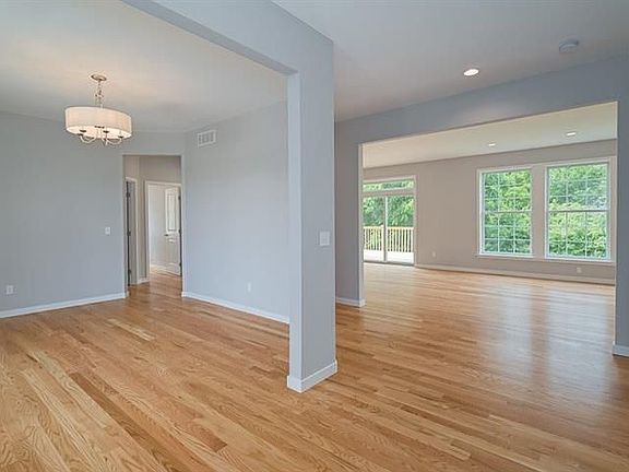 5th image of 348 Sedgewood Ln