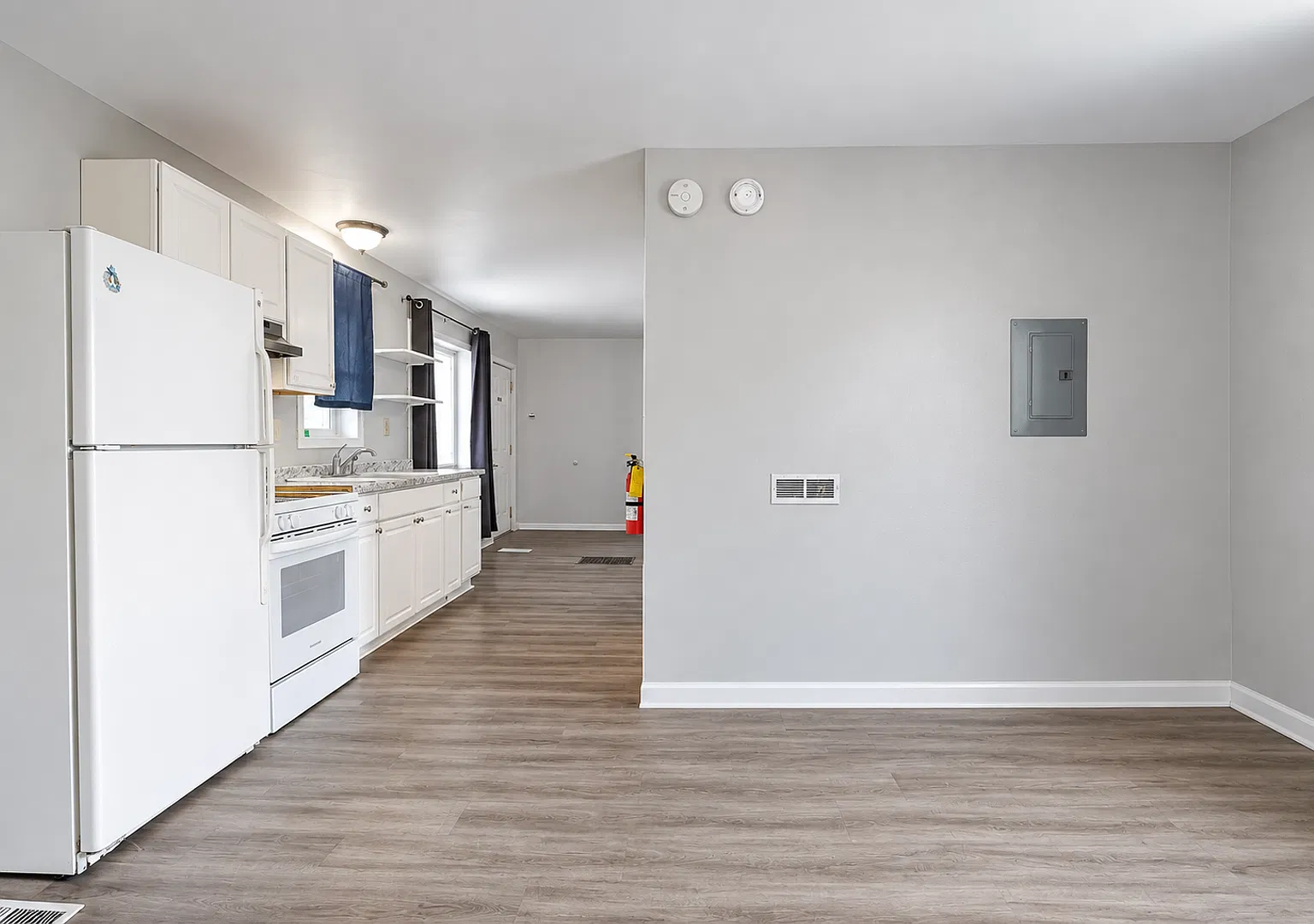 Studio Apartment At Vine Street Apartments - First Month Free! — Photo 2