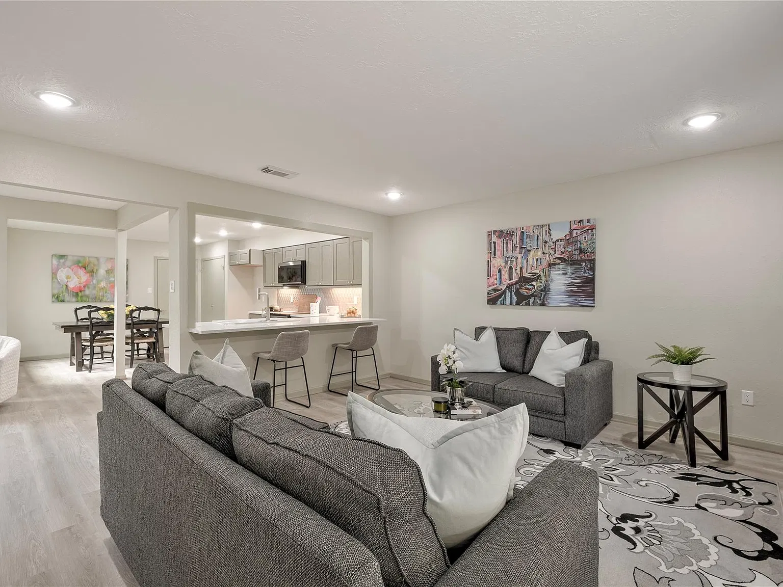 4 bed, 2.0 bath, 1720 sqft, $2,100 — Photo 3