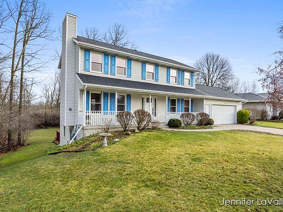 2nd image of 611 Grand Woods Ct NE