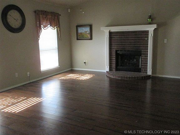 3rd image of 2002 Walnut Hill Ln
