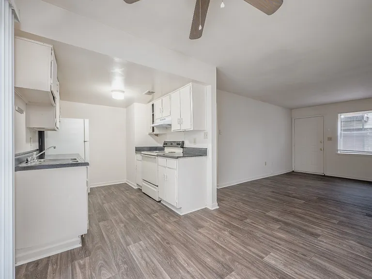Woodside Apartments — Photo 7