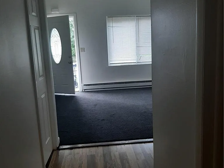 824 E 8th St — Photo 3