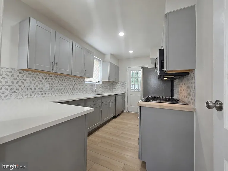220 University Blvd E — Photo 4