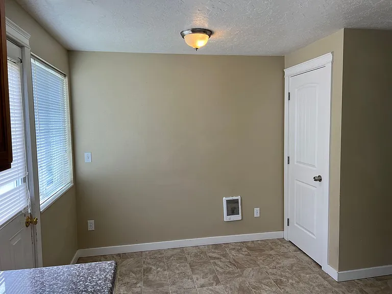 410 SW Fall St — Photo 11