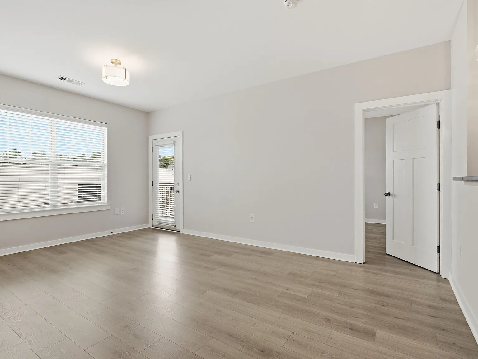 2 bed, 908 sqft, $1,649 — Photo 4