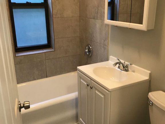 5th image of 640 W Melrose St Unit 1