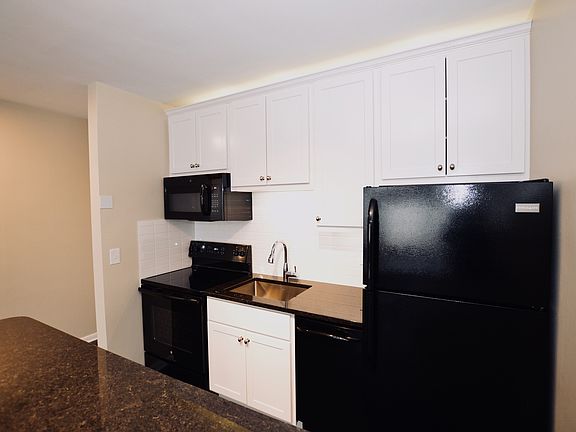 5th image of 800 Ogden Ave APT 9