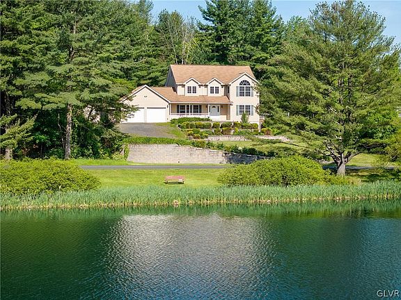 3rd image of 543 Lakeshore Dr W