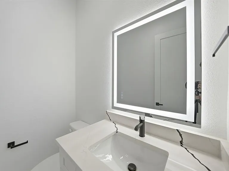 306 E 7th St — Photo 20
