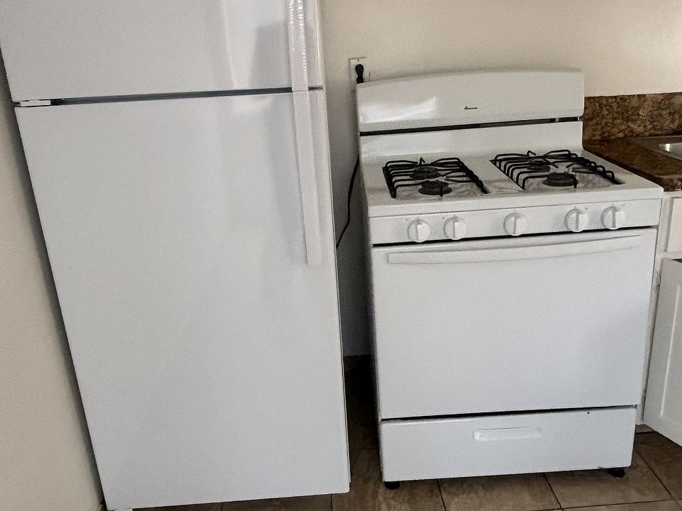 1st image of 913 E Hyde Park Blvd APT B