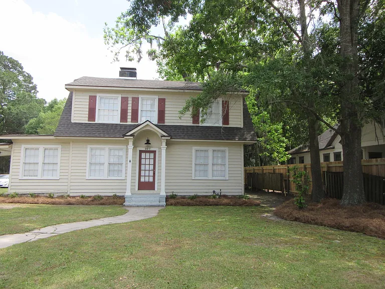 207 E Ann St — Photo 1