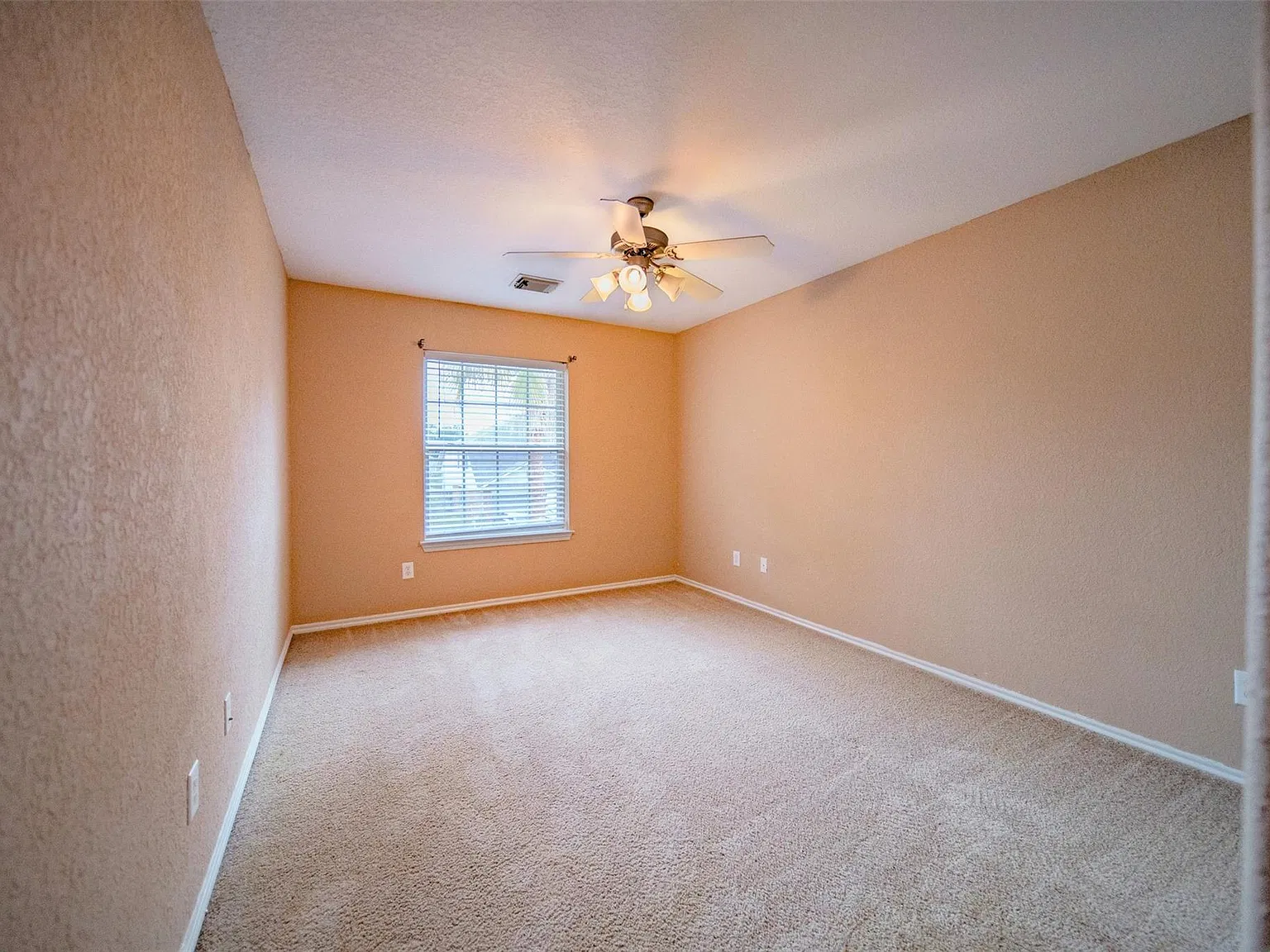 4 bed, 2.5 bath, 2291 sqft, $2,250 — Photo 3