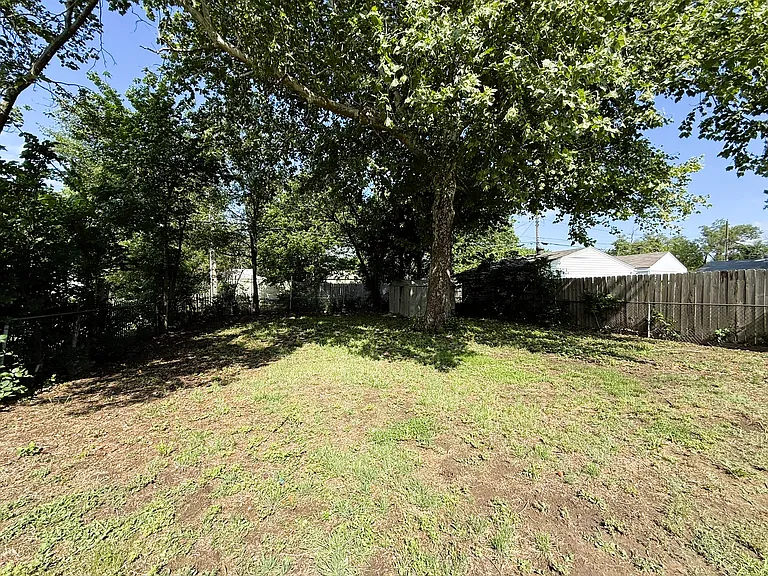 2037 S Laura Ave — Photo 24