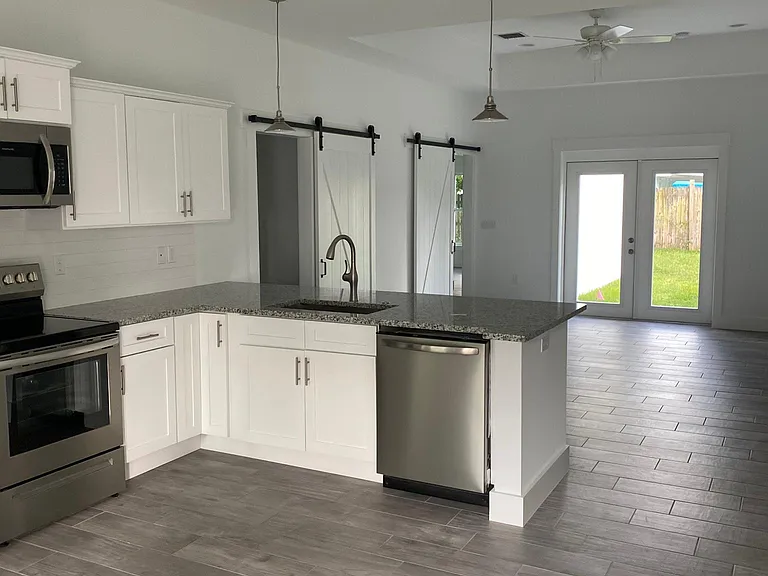 2825 SW Feroe Ave — Photo 3