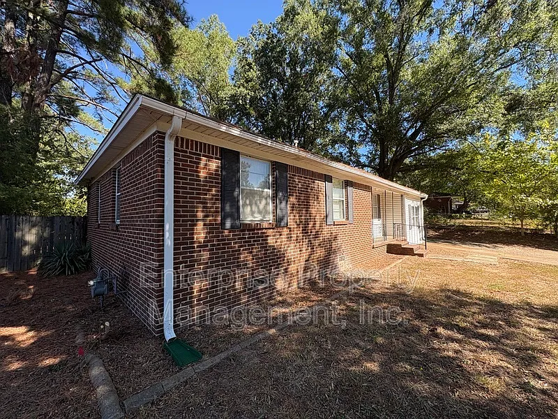 3 bed, 1.0 bath, 1266 sqft, $1,225 — Photo 3