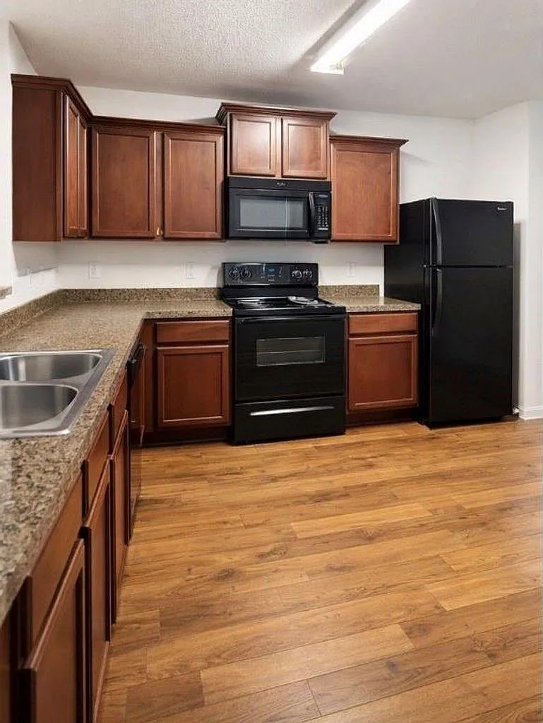 3 bed, 2.0 bath, 1398 sqft, $1,650 — Photo 2