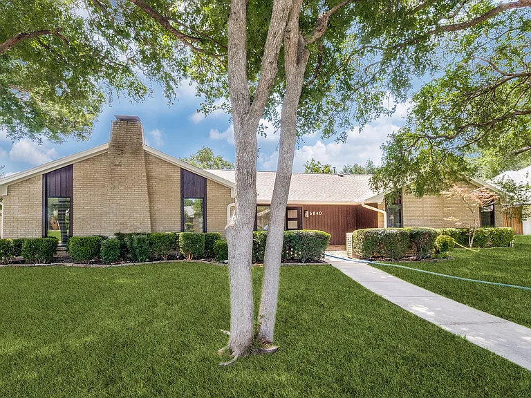 6840 Roundrock Rd — Photo 2