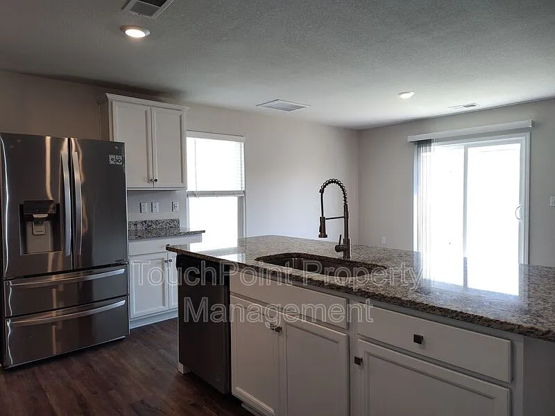 4 bed, 2.5 bath, 2002 sqft, $2,225 — Photo 4