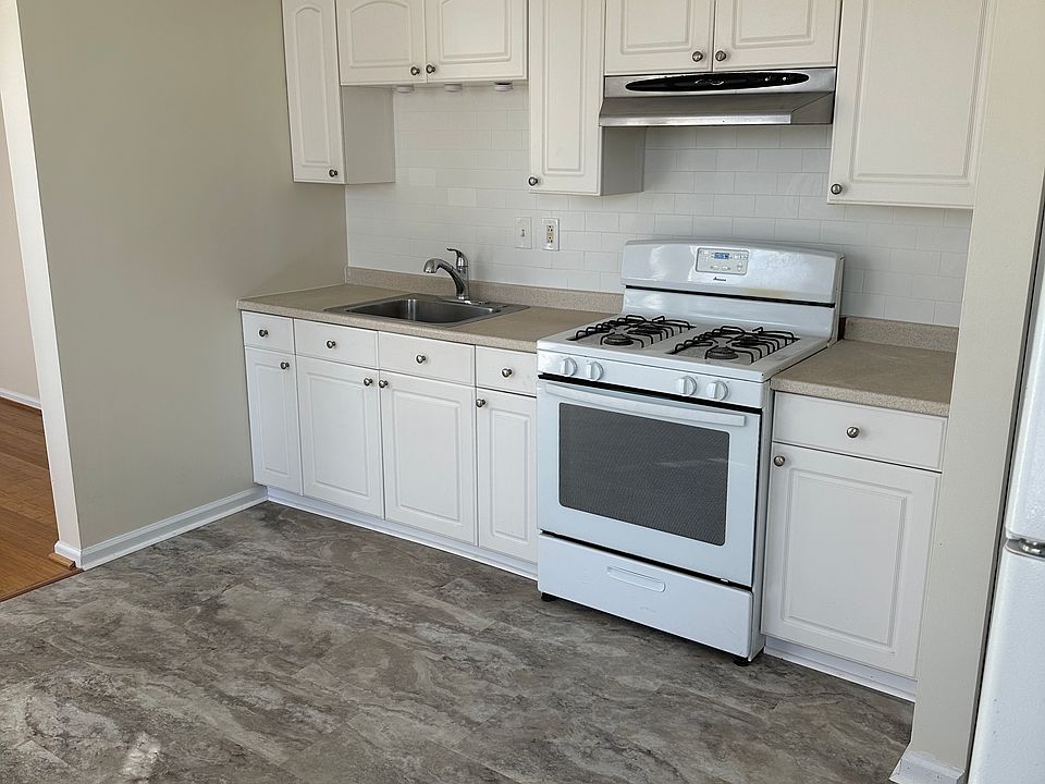 Full kitchen with 2 windows overlooking park