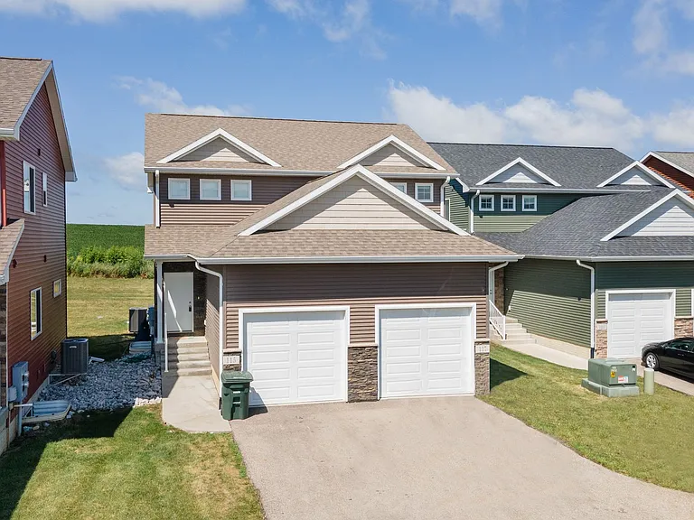 Summerland Twinhomes | Waterloo | Near Lost Island Waterpark — Photo 3