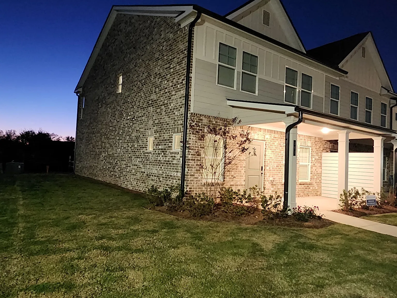 3 bed, 2.5 bath, 1671 sqft, $2,199 — Photo 2