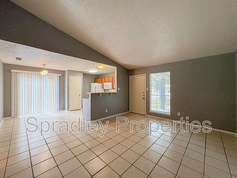 2 bed, 1.5 bath, 840 sqft, $995 — Photo 2