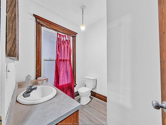 3rd image of 780 Dougall Ave