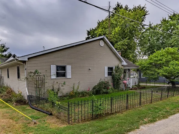 115 W North St, Girard, IL 62640
