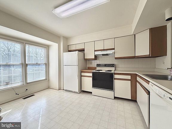 4th image of 3824 Swan House Ct
