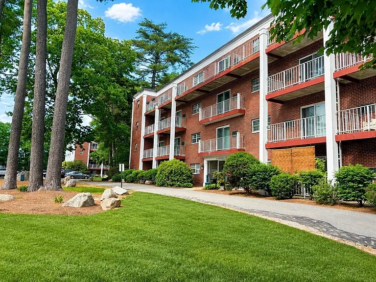 25 Greentree Ln #43 — Photo 1