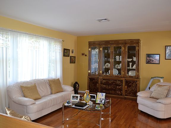 3rd image of 10 Nordica Cir