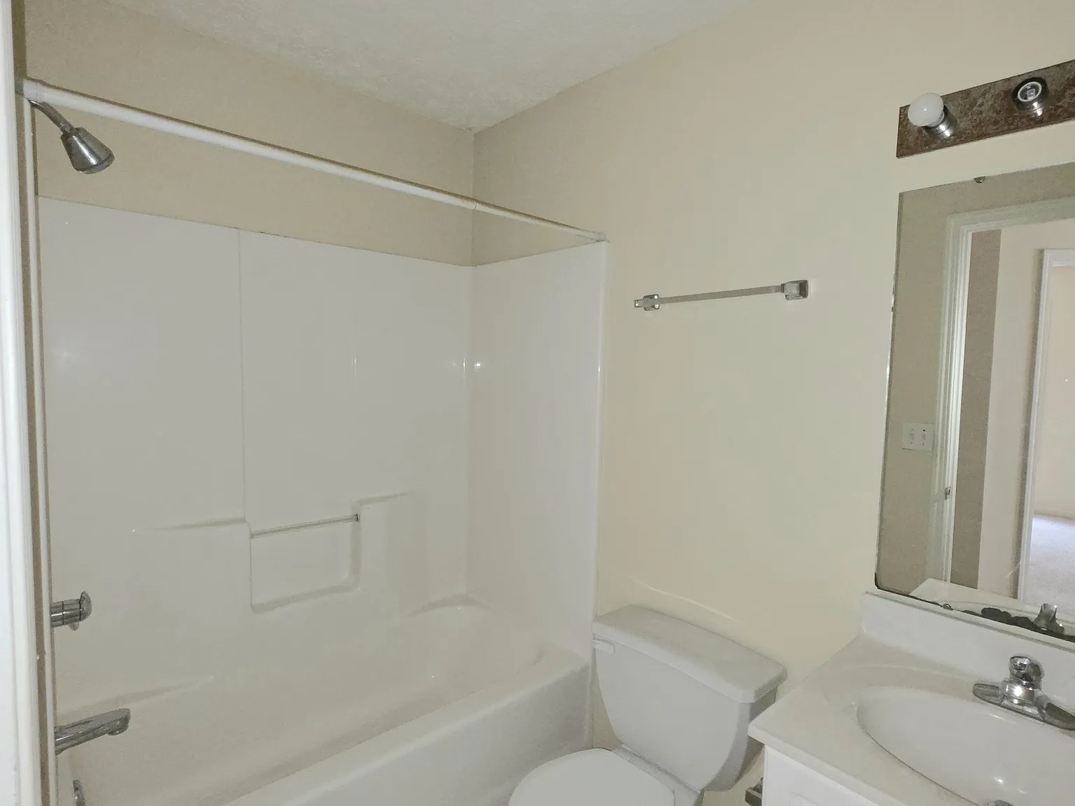 3 bed, 2.5 bath, 1251 sqft, $1,500 — Photo 2