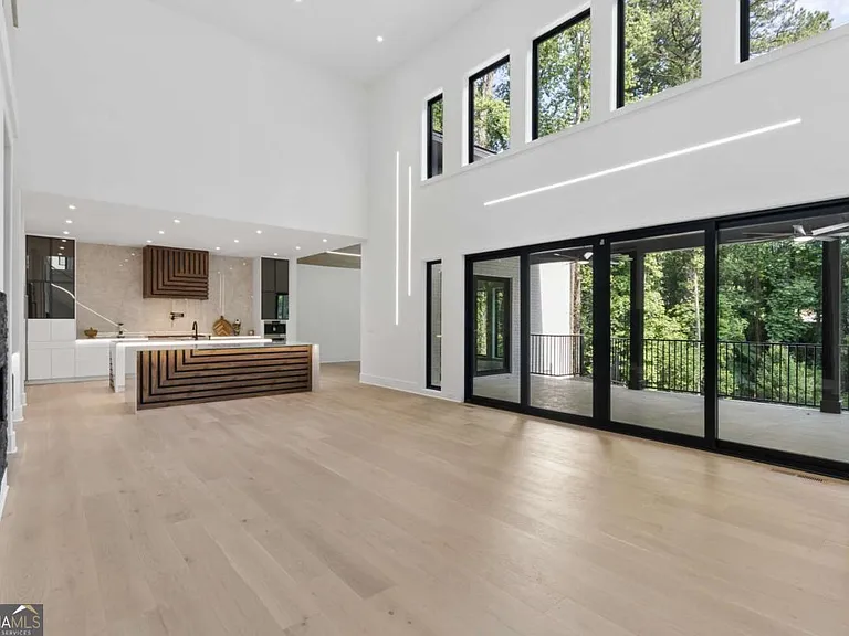 1000 Clementstone Dr NE — Photo 3