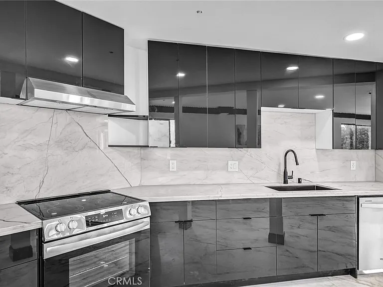 1360 Baja St #B — Photo 4
