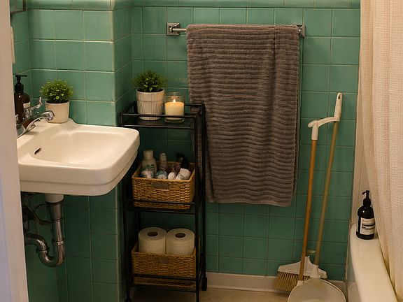 4th image of 1937 Aldrich Ave S APT 15