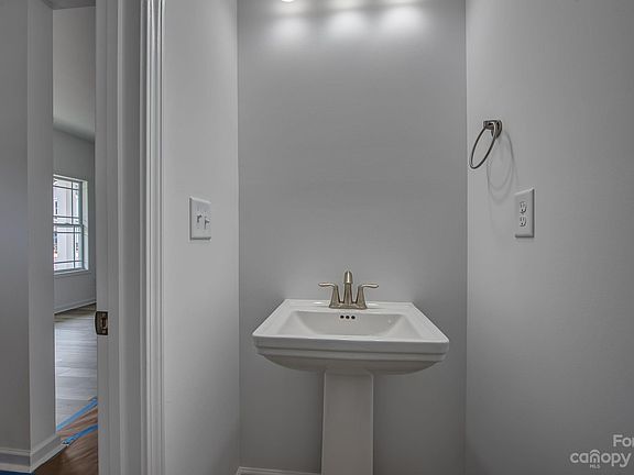 5th image of 568 Geneva Cir