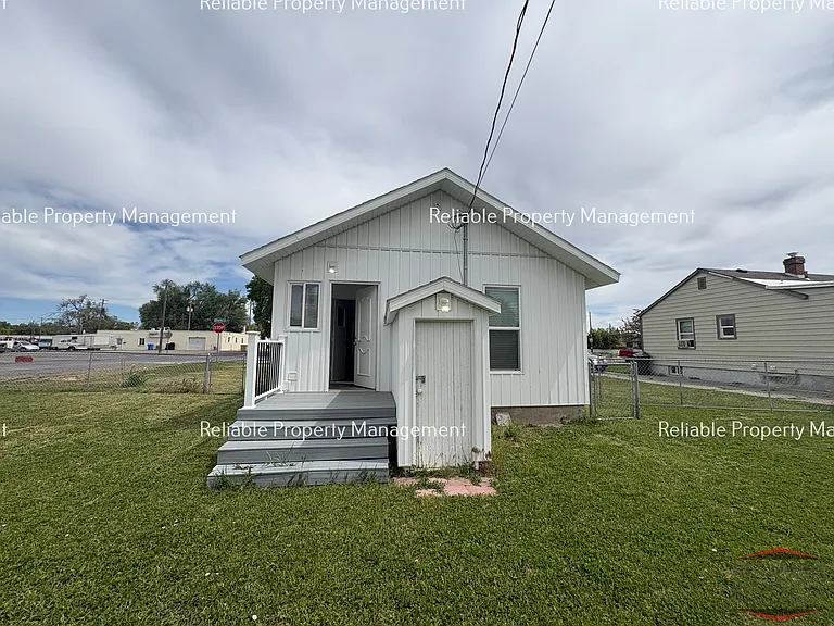 489 N Broadway St — Photo 13