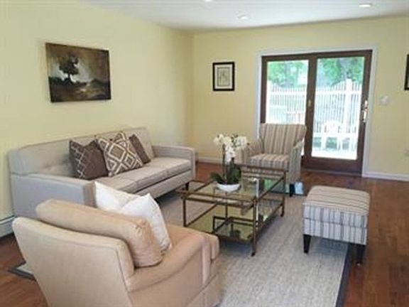 3rd image of 633 Saw Mill Brook Pkwy #1