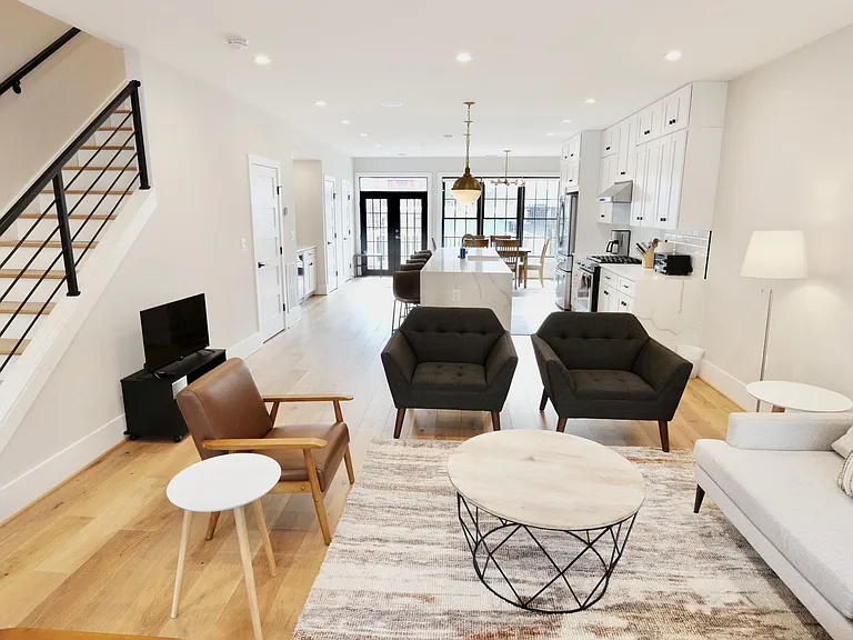 1454 Spring Rd NW — Photo 4