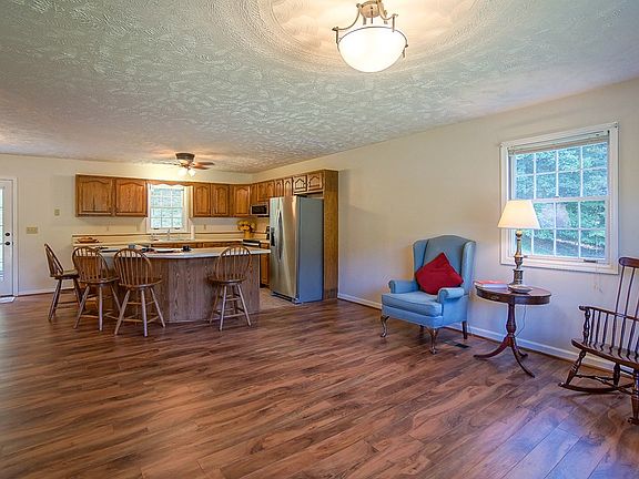 3rd image of 136 Twin Oak Cir