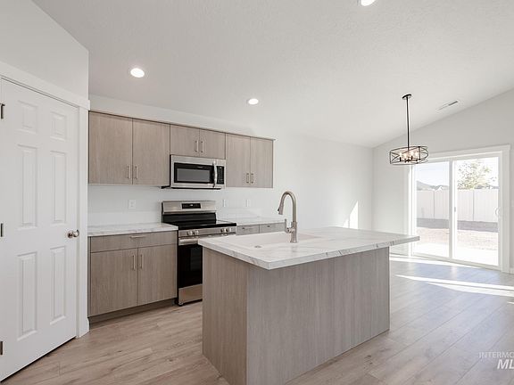 4th image of 13735 Inman Ct