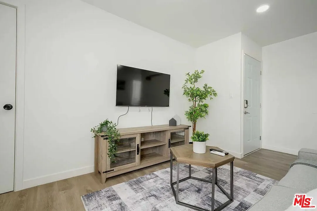 3 bed, 1.0 bath, 1028 sqft, $3,600 — Photo 2