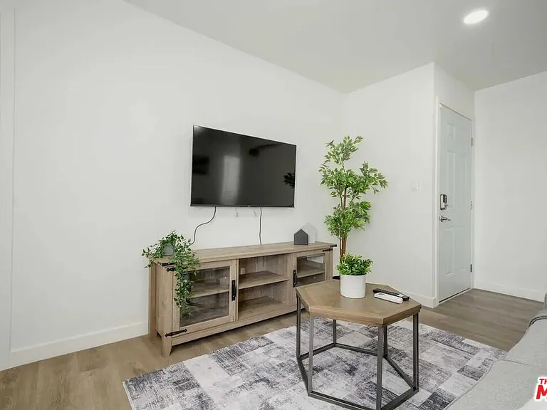 2417 S Budlong Ave #4 — Photo 2