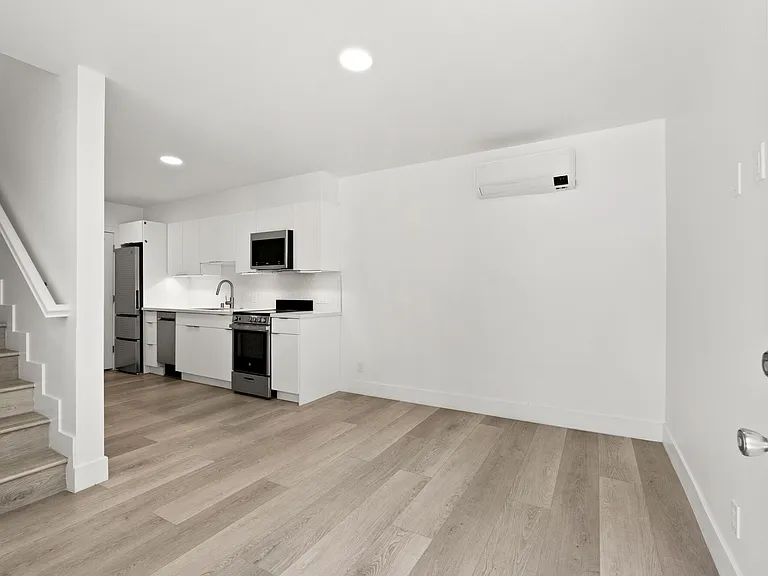 555 Apartment Homes — Photo 32
