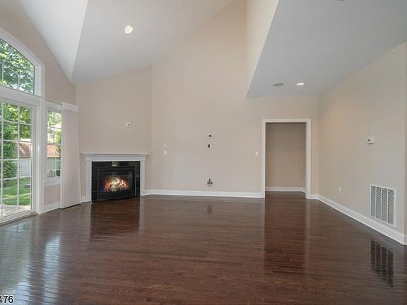 5th image of 30 Linda Ct