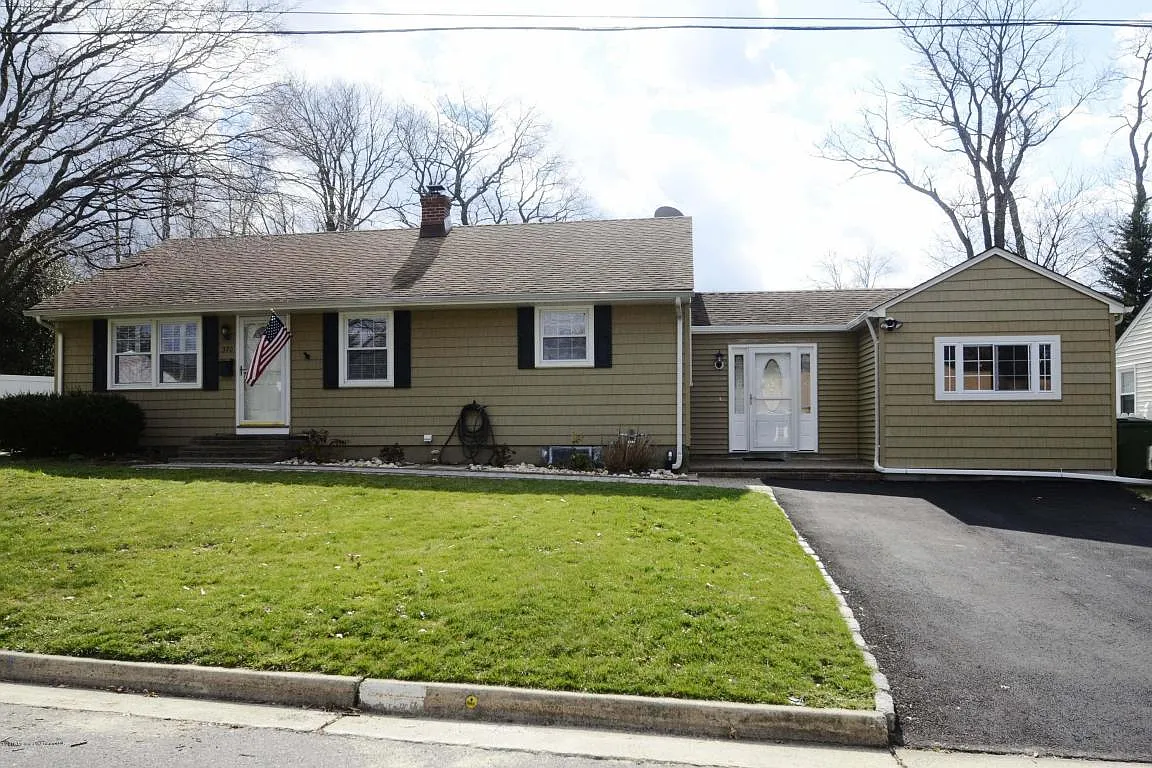 370 Meadowbrook Ave photo 1